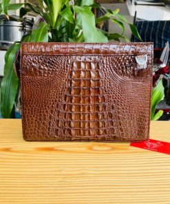Clutch gù cá sấu nâu – chất riêng cho quý ông mạnh mẽ.