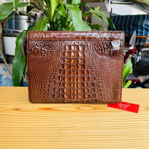 Clutch gù cá sấu nâu – chất riêng cho quý ông mạnh mẽ.