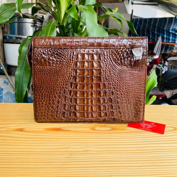 Clutch Da Cá Sấu Nâu Đất – Phụ Kiện Vintage Đẳng Cấp Clutch gù cá sấu nâu – chất riêng cho quý ông mạnh mẽ.