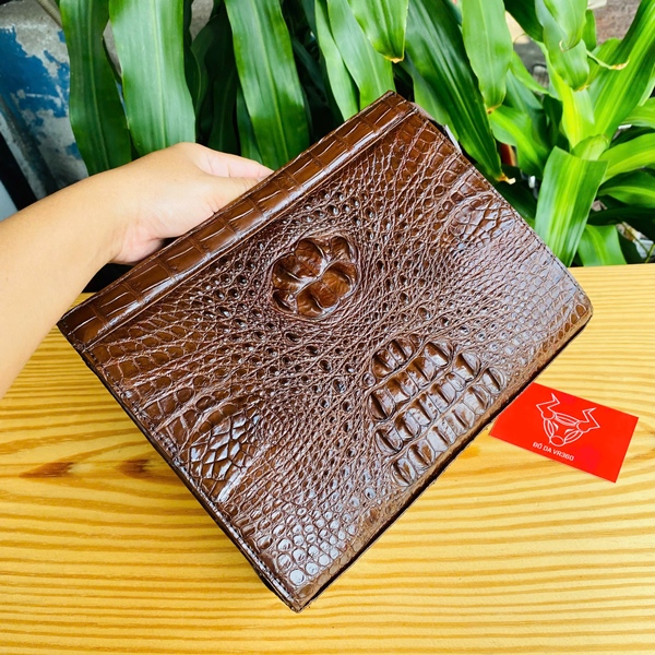 Thời Trang Quý Ông – Clutch Gù Cá Sấu CKA4 Màu Nâu Clutch cá sấu CKA4 – cho người yêu phong cách vintage.