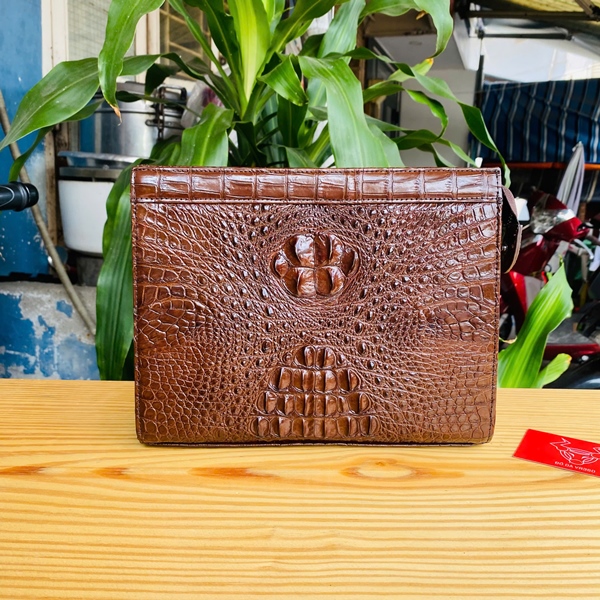 Clutch CKA4 Nâu Đất – Món Quà Ý Nghĩa Cho Doanh Nhân Clutch da cá sấu nâu đất đậm chất vintage.
