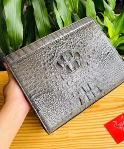Clutch thời thượng từ da cá sấu thật cao cấp.