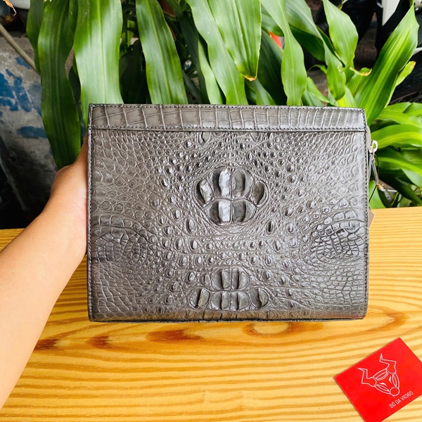 Clutch Gù Cá Sấu Khuôn Thụt – Biểu Tượng Thời Trang Nam Clutch cá sấu xám – lựa chọn hoàn hảo cho quý ông.
