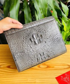 Clutch da cá sấu gù xám lịch lãm cho quý ông thời thượng.