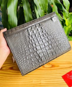 Clutch gù cá sấu xám – phụ kiện của đẳng cấp.