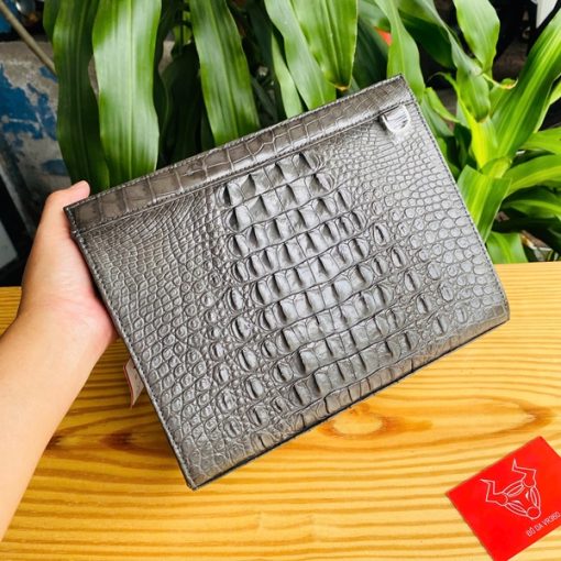 Clutch gù cá sấu xám – phụ kiện của đẳng cấp.
