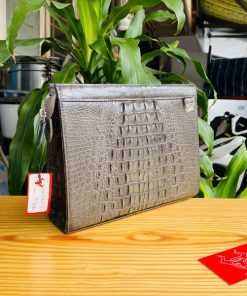 Clutch da cá sấu gù xám – bền bỉ, thời thượng.