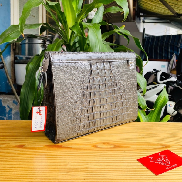 Clutch Xám Cá Sấu Gù – Vẻ Ngoài Lịch Lãm, Cá Tính Mạnh Clutch da cá sấu gù xám – bền bỉ, thời thượng.