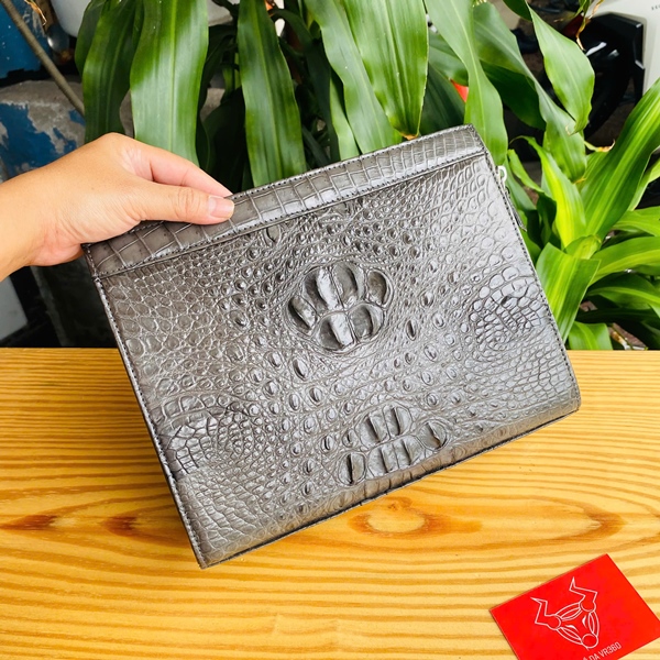 Clutch Da Cá Sấu Gù CKA4 Xám – Phong Cách Quý Ông Clutch da cá sấu gù xám lịch lãm cho quý ông thời thượng.