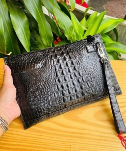 CBCA4 – clutch nam da cá sấu gù đen cao cấp, sang trọng, bền bỉ.