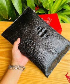 Clutch da cá sấu thật CBCA4 – thiết kế gọn nhẹ, phong cách đen huyền bí.