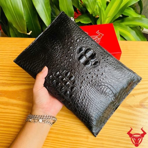 Clutch da cá sấu thật CBCA4 – thiết kế gọn nhẹ, phong cách đen huyền bí.