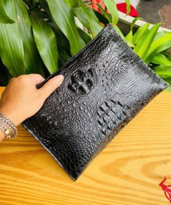 Clutch CBCA4 da cá sấu đen gù tự nhiên – phụ kiện đẳng cấp cho nam giới.