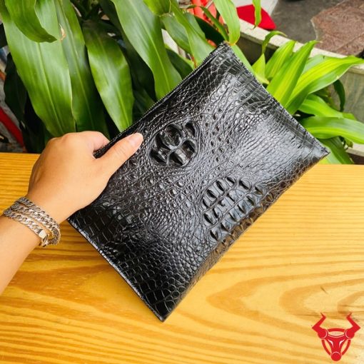 Clutch CBCA4 da cá sấu đen gù tự nhiên – phụ kiện đẳng cấp cho nam giới.