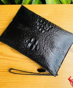 CBCA4 clutch nam da cá sấu gù đen – thiết kế tối giản, tinh tế.