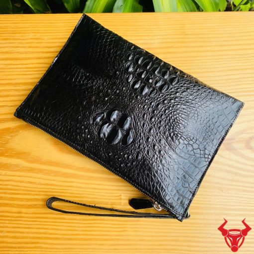 CBCA4 clutch nam da cá sấu gù đen – thiết kế tối giản, tinh tế.