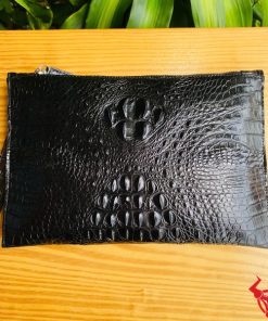 Clutch CBCA4 da cá sấu gù màu đen – tinh tế từ đường nét đến chất liệu.