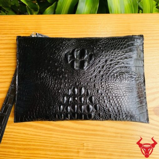 Clutch CBCA4 da cá sấu gù màu đen – tinh tế từ đường nét đến chất liệu.