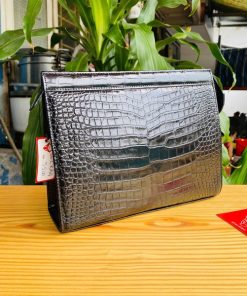 Clutch da bụng cá sấu màu đen CKA8 – thiết kế đơn giản, thanh lịch.