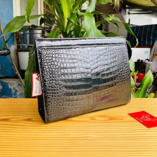 Clutch da bụng cá sấu màu đen CKA8 – thiết kế đơn giản, thanh lịch.