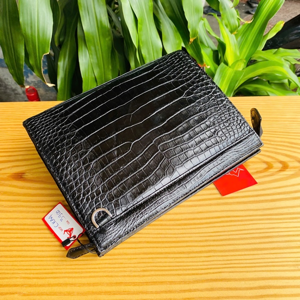 Clutch Nam Da Cá Sấu CKA8 – Phong Cách Quý Ông Hiện Đại Túi cầm tay nam da bụng cá sấu thật màu đen – mẫu CKA8 đỉnh cao.