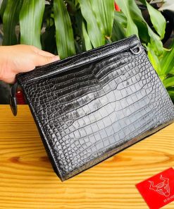 Clutch da bụng cá sấu thật CKA8 màu đen – sang trọng từ cái nhìn đầu tiên.