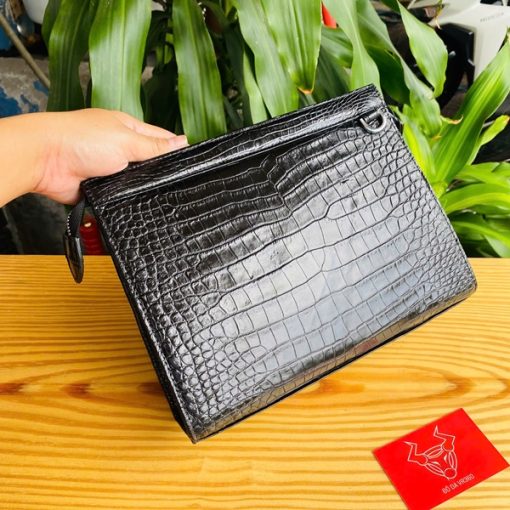 Clutch da bụng cá sấu thật CKA8 màu đen – sang trọng từ cái nhìn đầu tiên.