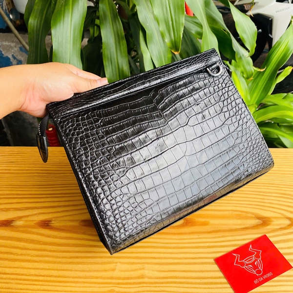 Clutch Da Cá Sấu Màu Đen CKA8 – Thiết Kế Lịch Lãm Và Tinh Tế Clutch da bụng cá sấu thật CKA8 màu đen – sang trọng từ cái nhìn đầu tiên.