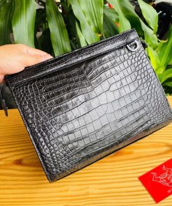 Clutch nam da cá sấu màu đen – dòng CKA8 lịch lãm và bền bỉ.