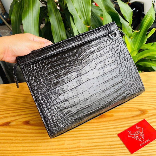 CKA8 – Clutch Nam Da Thật Từ Bụng Cá Sấu Cao Cấp Clutch nam da cá sấu màu đen – dòng CKA8 lịch lãm và bền bỉ.