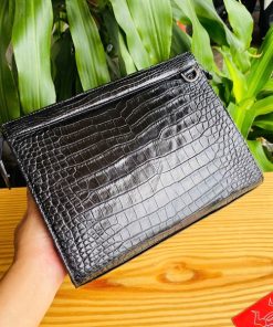 Clutch CKA8 màu đen, chất liệu da bụng cá sấu thật cao cấp.