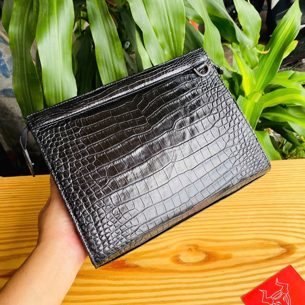 Clutch CKA8 – Biểu Tượng Thời Trang Sang Trọng Cho Nam Clutch CKA8 màu đen, chất liệu da bụng cá sấu thật cao cấp.