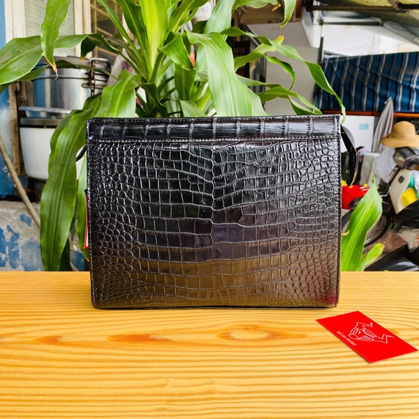 Clutch Da Bụng Cá Sấu Màu Đen CKA8 – Đỉnh Cao Sang Trọng Clutch da bụng cá sấu thật màu đen CKA8 cho quý ông thời thượng.