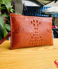 Clutch CBCA4 da cá sấu màu nâu đỏ cho nam giới đẳng cấp.