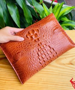 Clutch cầm tay nam da cá sấu CBCA4 tông nâu đỏ nhỏ gọn, thời trang.