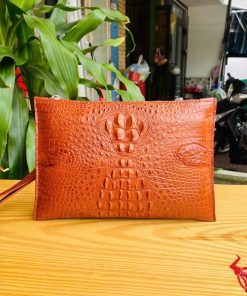 Clutch nam da cá sấu CBCA4 nhỏ gọn màu nâu đỏ đầy phong cách.