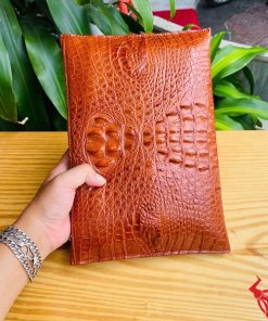 Clutch da cá sấu CBCA4 màu nâu đỏ – phụ kiện đẳng cấp dành cho nam.
