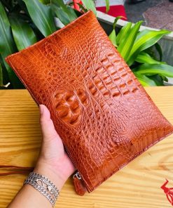 Clutch CBCA4 da cá sấu nhỏ, phong cách và đậm chất cá nhân.