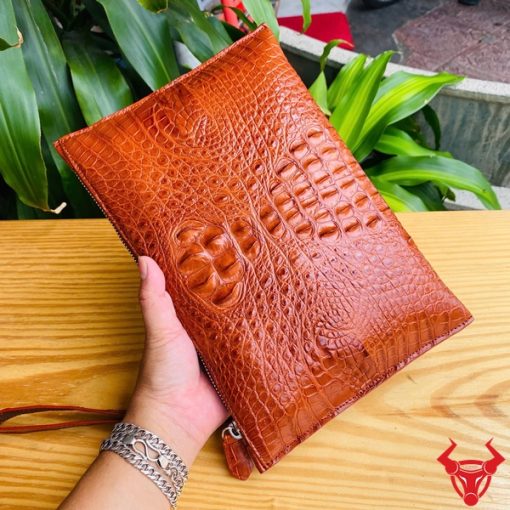 Clutch CBCA4 da cá sấu nhỏ, phong cách và đậm chất cá nhân.