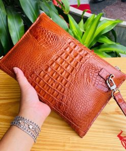 Clutch CBCA4 nam da cá sấu tông nâu đỏ dành cho phong cách trưởng thành.