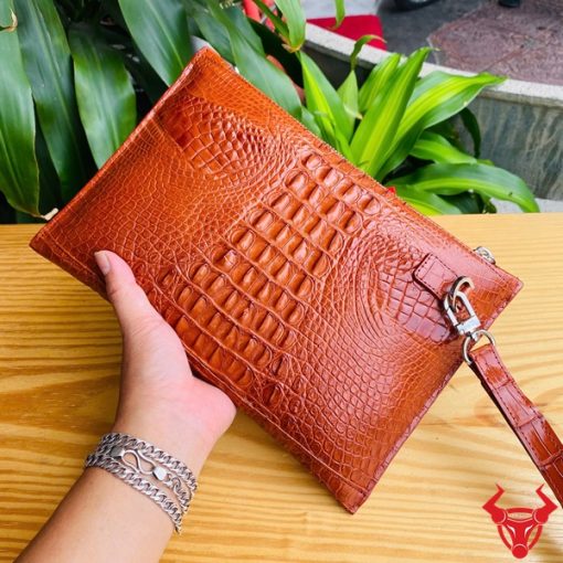 Clutch CBCA4 nam da cá sấu tông nâu đỏ dành cho phong cách trưởng thành.