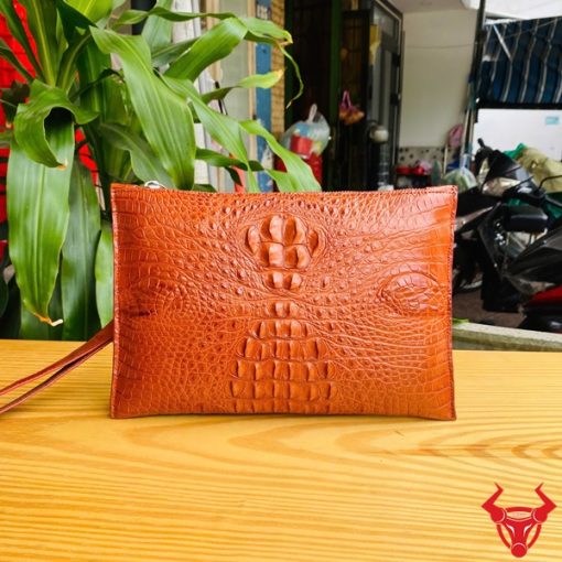 Clutch nam da cá sấu CBCA4 nhỏ gọn màu nâu đỏ đầy phong cách.
