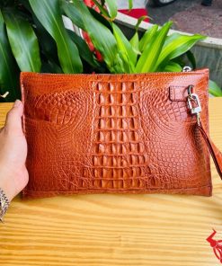 Clutch cầm tay nam CBCA4 màu nâu đỏ – da cá sấu thật, thời trang và tinh tế.