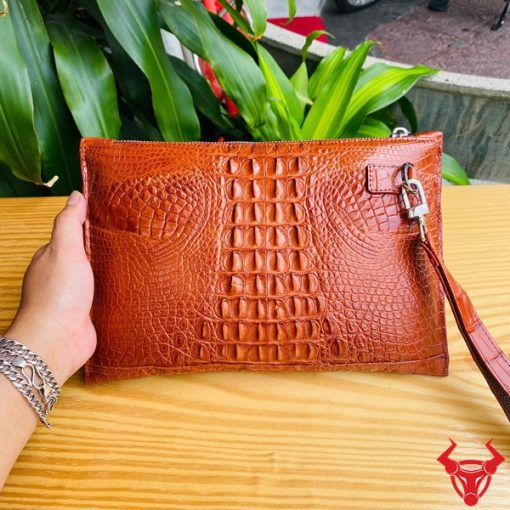 Clutch cầm tay nam CBCA4 màu nâu đỏ – da cá sấu thật, thời trang và tinh tế.