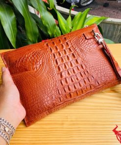 Túi clutch CBCA4 da cá sấu thật màu nâu đỏ – lịch lãm và cuốn hút.