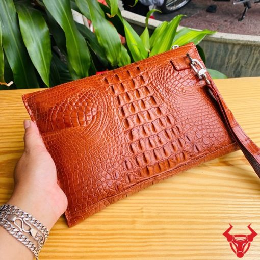 Túi clutch CBCA4 da cá sấu thật màu nâu đỏ – lịch lãm và cuốn hút.