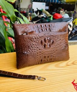 Túi clutch CBDA4 da cá sấu màu nâu đất, dành cho quý ông thời thượng.