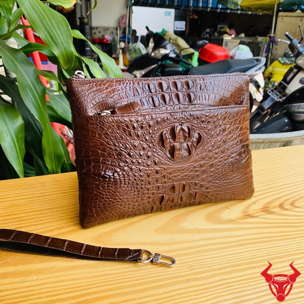 Clutch CBDA4 Da Gù Màu Nâu Đất – Đẳng Cấp Và Bản Lĩnh Túi clutch CBDA4 da cá sấu màu nâu đất, dành cho quý ông thời thượng.