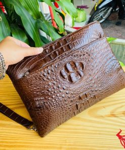 Clutch da cá sấu nam CBDA4 tông nâu trầm mạnh mẽ và nam tính.