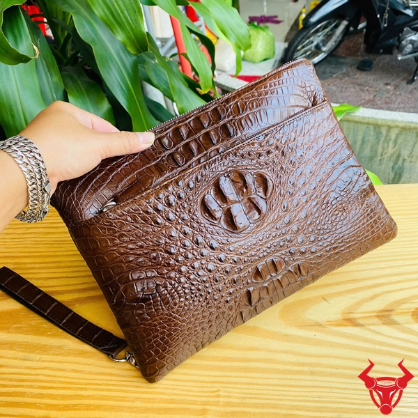 Clutch Nam CBDA4 – Vẻ Đẹp Truyền Thống Trong Thiết Kế Hiện Đại Clutch da cá sấu nam CBDA4 tông nâu trầm mạnh mẽ và nam tính.